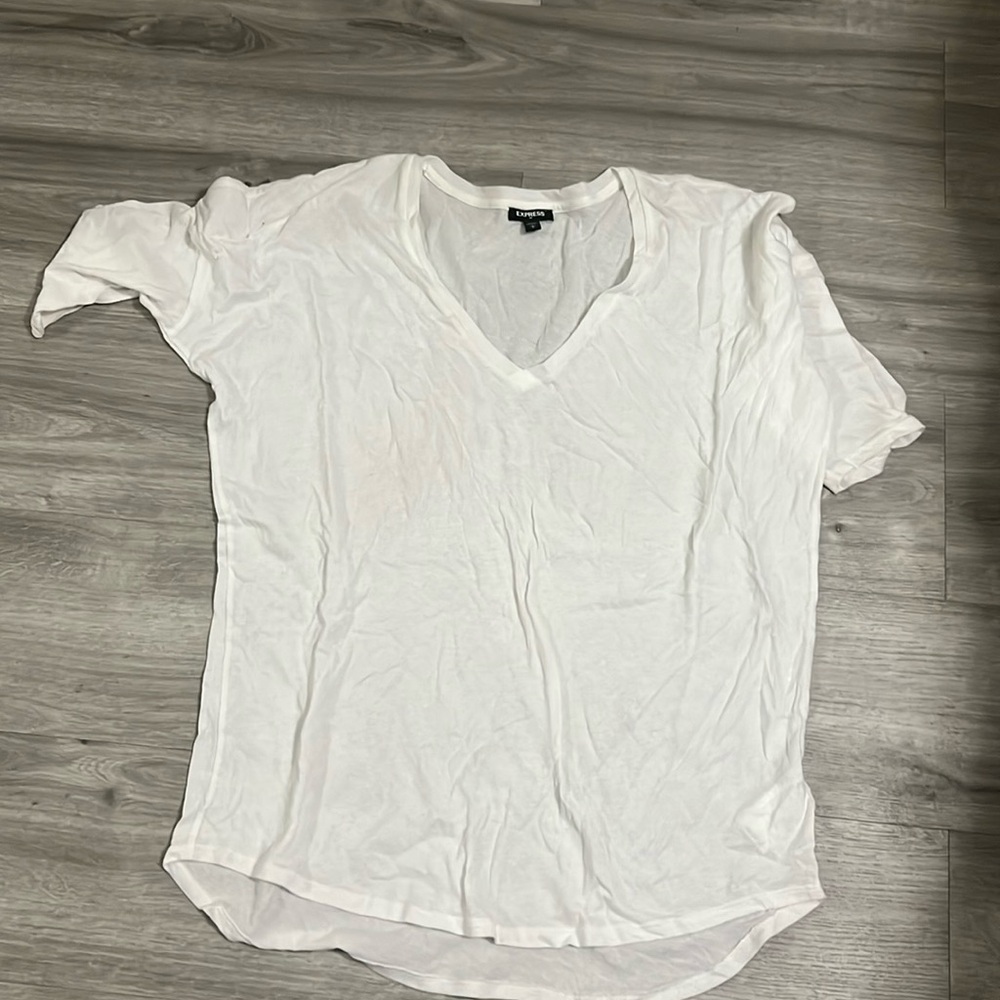 White t-shirt with half shelves